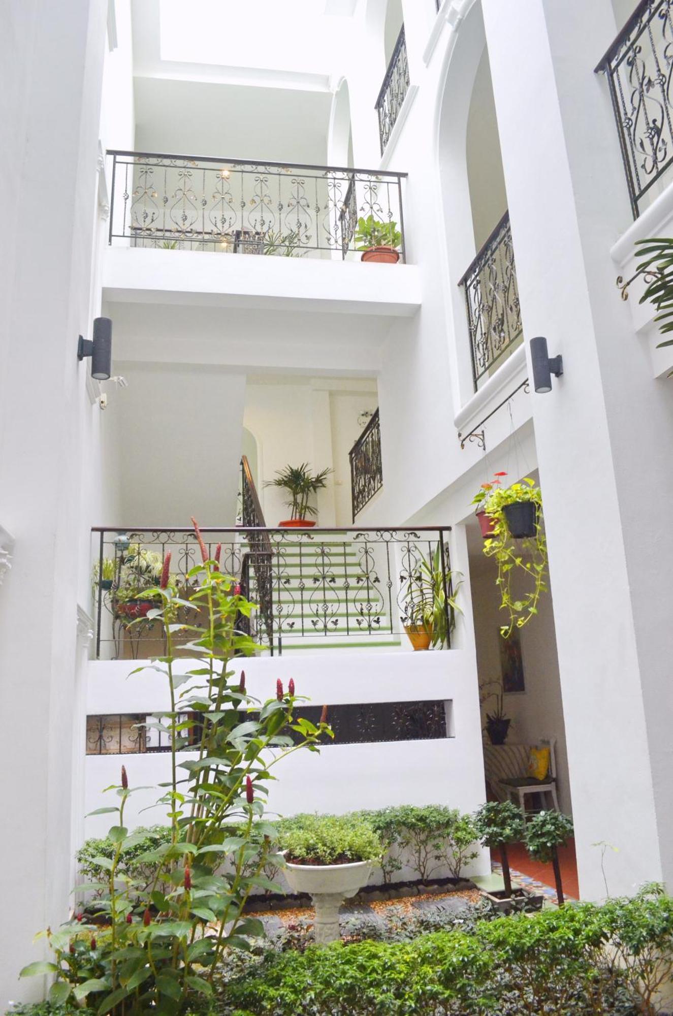 Deluxe 1 King Garden View