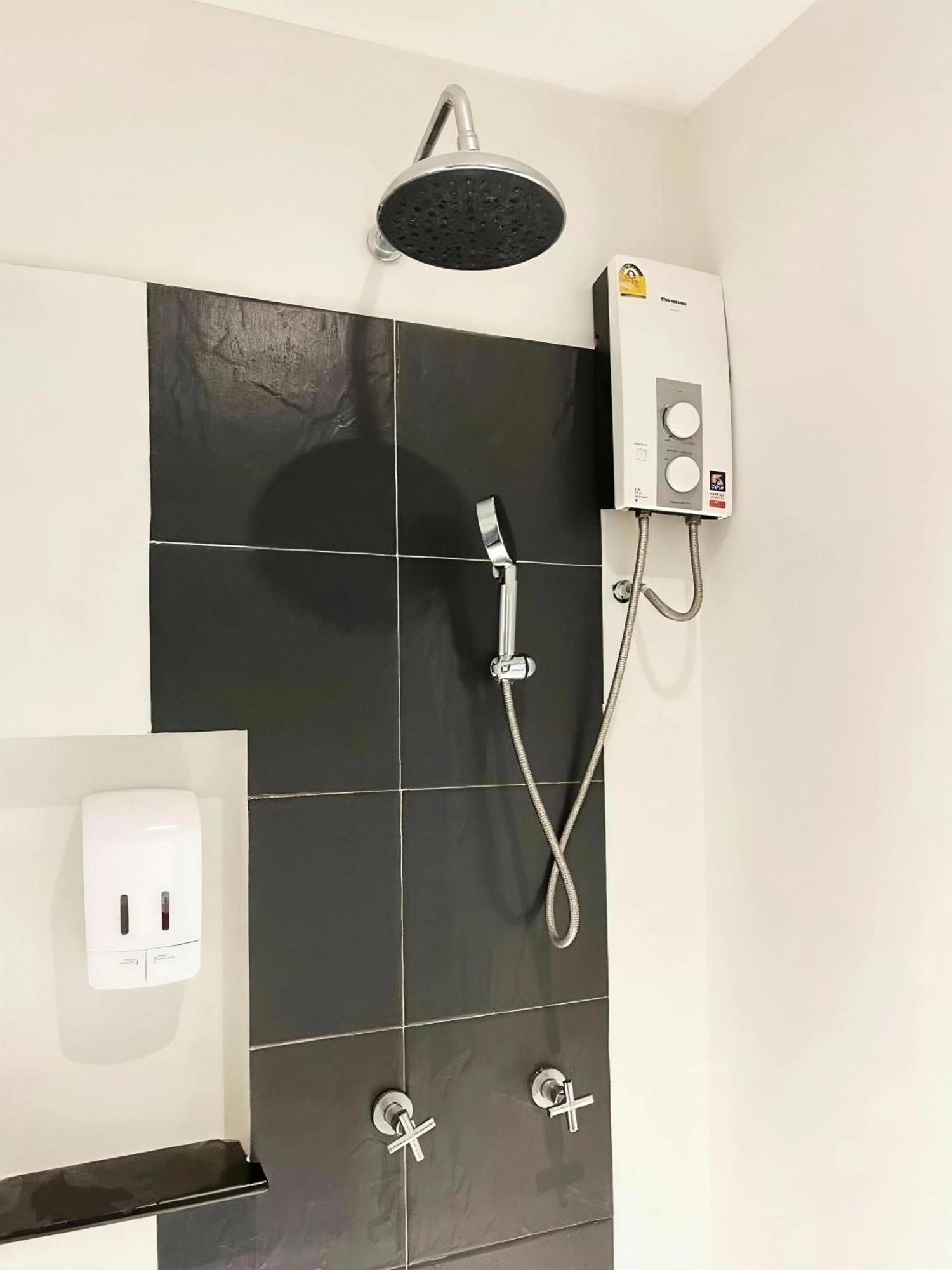 Zweibettzimmer mit Poolblick
