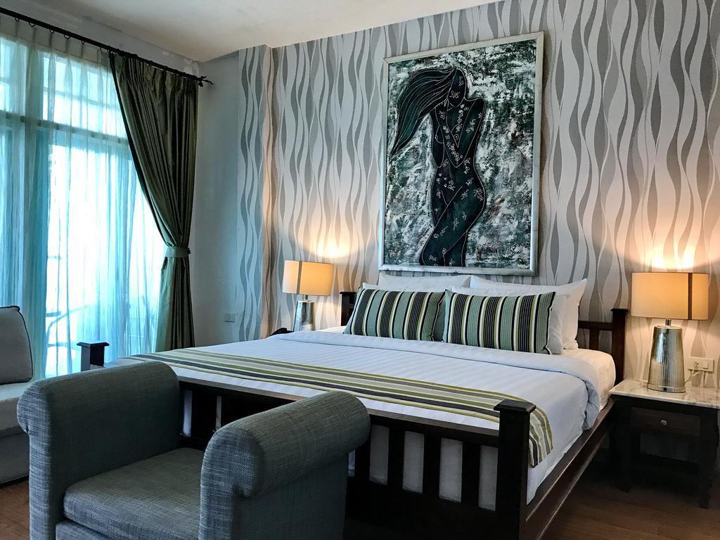Premium Deluxe 1 King City View with Balcony
